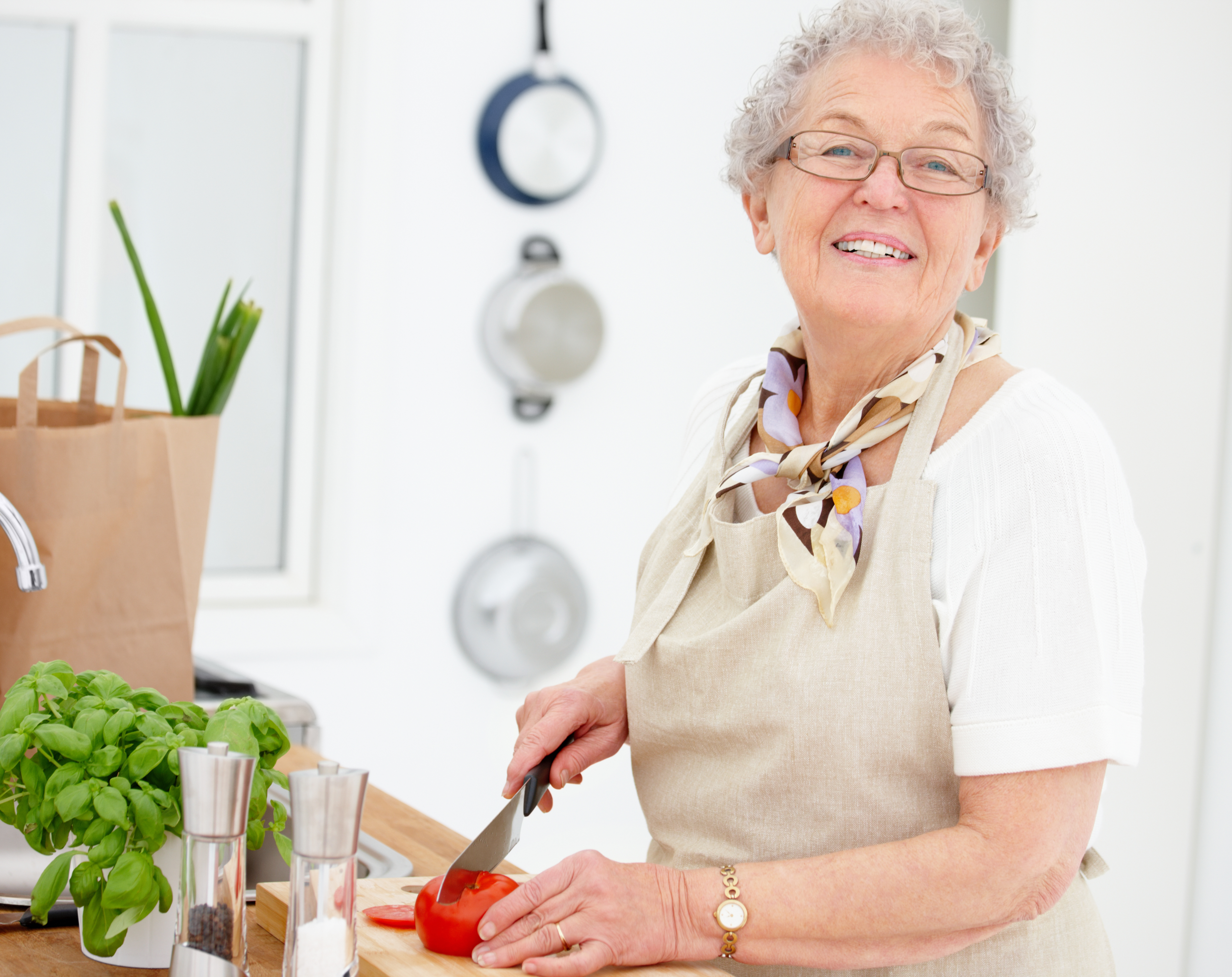 Что нельзя есть пожилым людям. Диетотерапия пожилых. Пожилая женщина с едой. Рацион для пожилых женщин. Пожилая женщина правильное питание.